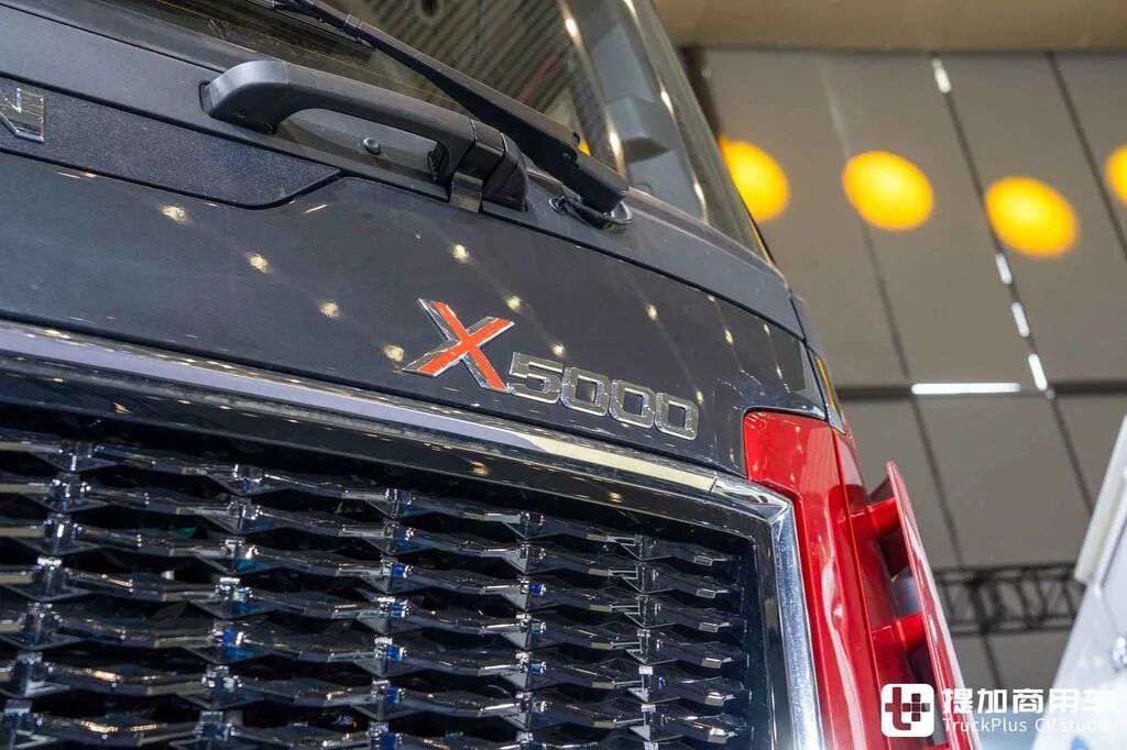 China's Most Powerful Heavy-Haul Tractor? 8×8 Drive + AT Transmission + 660 hp: In-Depth Photos of the Shaanxi Delong X5000 Heavy-Haul Truck