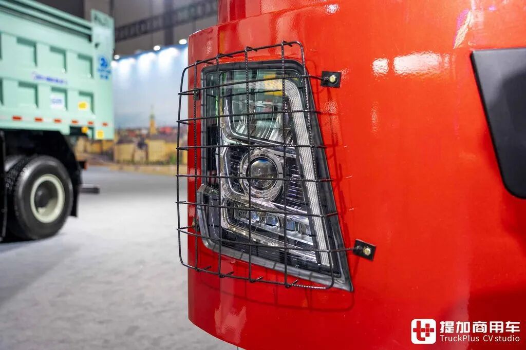 China's Most Powerful Heavy-Haul Tractor? 8×8 Drive + AT Transmission + 660 hp: In-Depth Photos of the Shaanxi Delong X5000 Heavy-Haul Truck