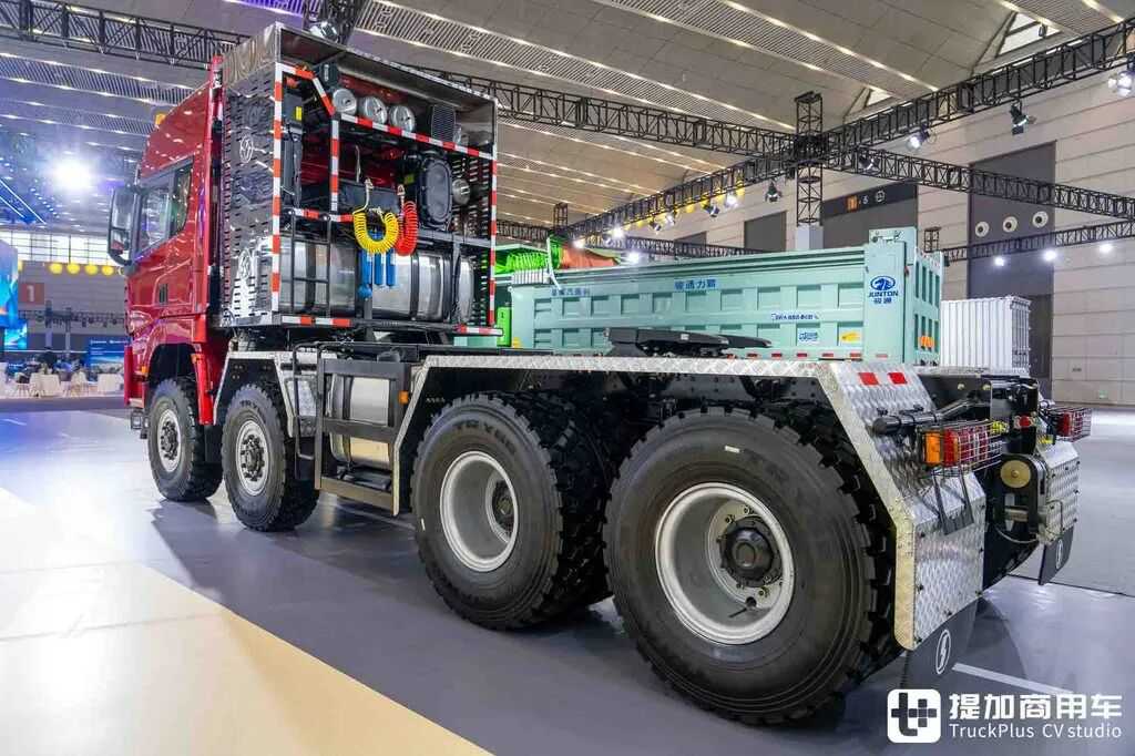 China's Most Powerful Heavy-Haul Tractor? 8×8 Drive + AT Transmission + 660 hp: In-Depth Photos of the Shaanxi Delong X5000 Heavy-Haul Truck