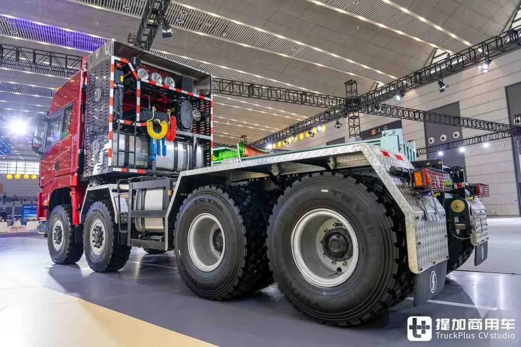 China's Most Powerful Heavy-Haul Tractor? 8×8 Drive + AT Transmission + 660 hp: In-Depth Photos of the Shaanxi Delong X5000 Heavy-Haul Truck