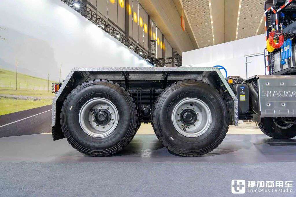 China's Most Powerful Heavy-Haul Tractor? 8×8 Drive + AT Transmission + 660 hp: In-Depth Photos of the Shaanxi Delong X5000 Heavy-Haul Truck