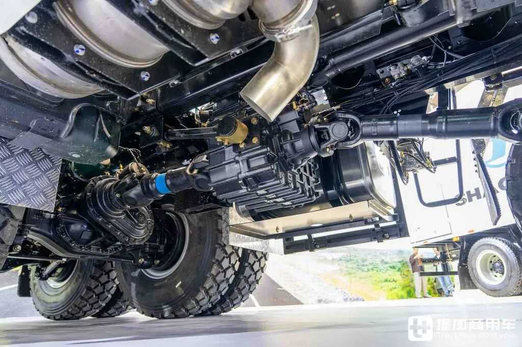 China's Most Powerful Heavy-Haul Tractor? 8×8 Drive + AT Transmission + 660 hp: In-Depth Photos of the Shaanxi Delong X5000 Heavy-Haul Truck