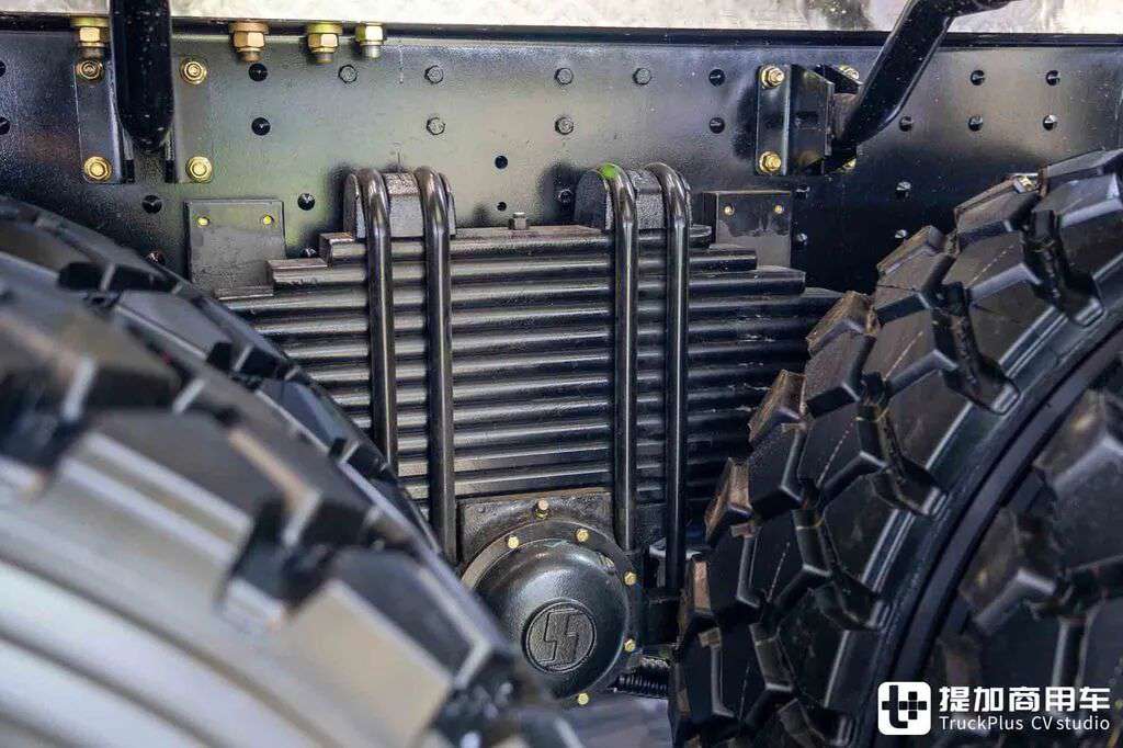 China's Most Powerful Heavy-Haul Tractor? 8×8 Drive + AT Transmission + 660 hp: In-Depth Photos of the Shaanxi Delong X5000 Heavy-Haul Truck
