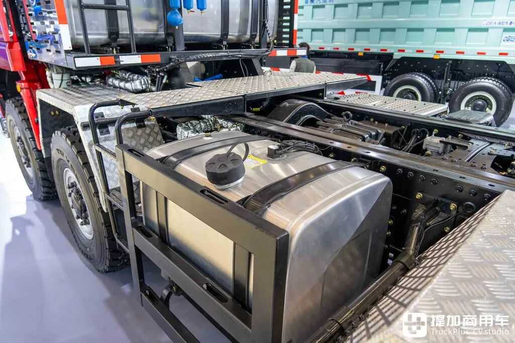 China's Most Powerful Heavy-Haul Tractor? 8×8 Drive + AT Transmission + 660 hp: In-Depth Photos of the Shaanxi Delong X5000 Heavy-Haul Truck