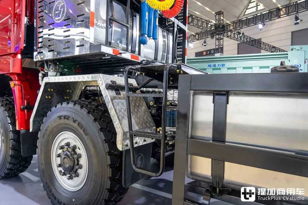 China's Most Powerful Heavy-Haul Tractor? 8×8 Drive + AT Transmission + 660 hp: In-Depth Photos of the Shaanxi Delong X5000 Heavy-Haul Truck