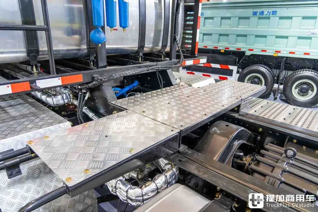 China's Most Powerful Heavy-Haul Tractor? 8×8 Drive + AT Transmission + 660 hp: In-Depth Photos of the Shaanxi Delong X5000 Heavy-Haul Truck