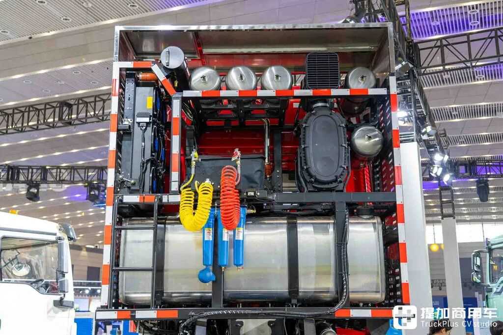 China's Most Powerful Heavy-Haul Tractor? 8×8 Drive + AT Transmission + 660 hp: In-Depth Photos of the Shaanxi Delong X5000 Heavy-Haul Truck