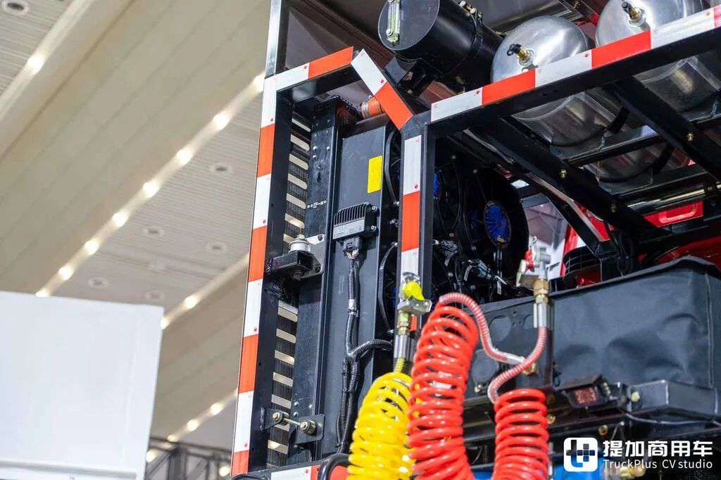 China's Most Powerful Heavy-Haul Tractor? 8×8 Drive + AT Transmission + 660 hp: In-Depth Photos of the Shaanxi Delong X5000 Heavy-Haul Truck