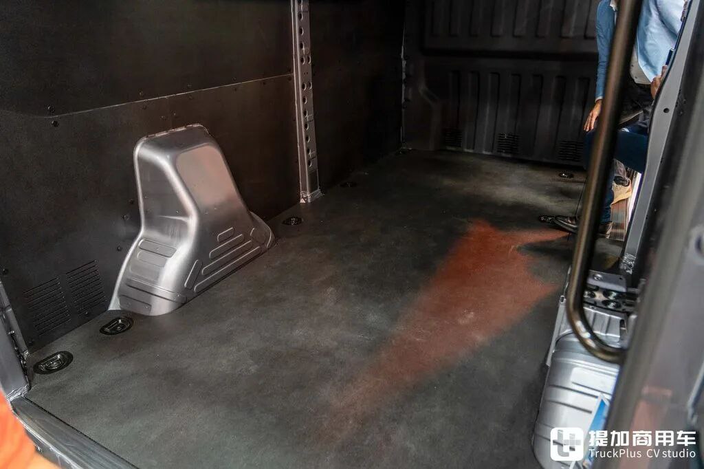 A BYD Van Rarely Seen at Home? Four-Wheel Drive Option and Vehicle-to-Load Discharge — BYD E-Vali in Depth